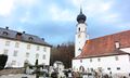 Pfarrkirche und Pfarrhof Ainring.jpg