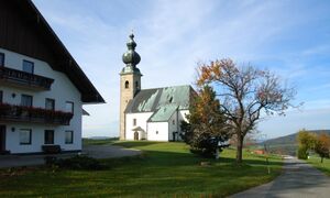 Sommerholzkirche mit Nachbarhof.jpg