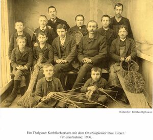 Paul Eiterer mit einem Korbflechterkurs.jpg