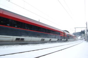 Railjet rast durch Hallwang.jpg