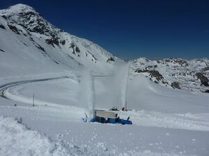 Großglockner Hochalpenstraße Schneeräumung 22 April 2015 15.jpg