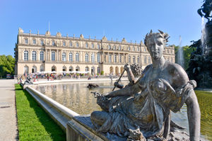 Herrenchiemsee Schloss Brunnen.jpg