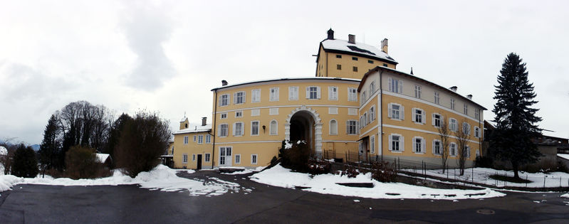 Datei:Schloss Goldenstein, Panorama-Ostansicht.jpg