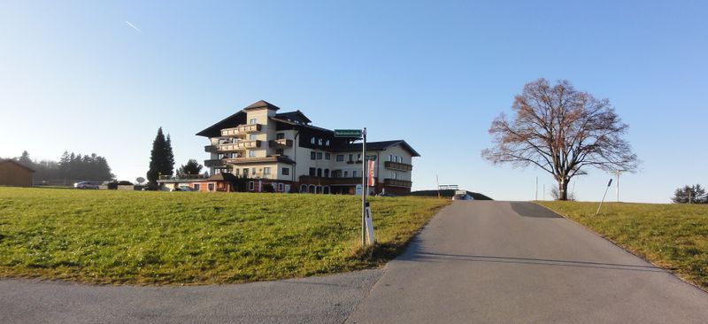 Datei:Berghof Dachsteinblick, südliche Ansicht.jpg