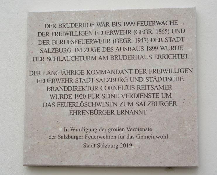 Datei:Ehrentafel im Bruderhof.jpg