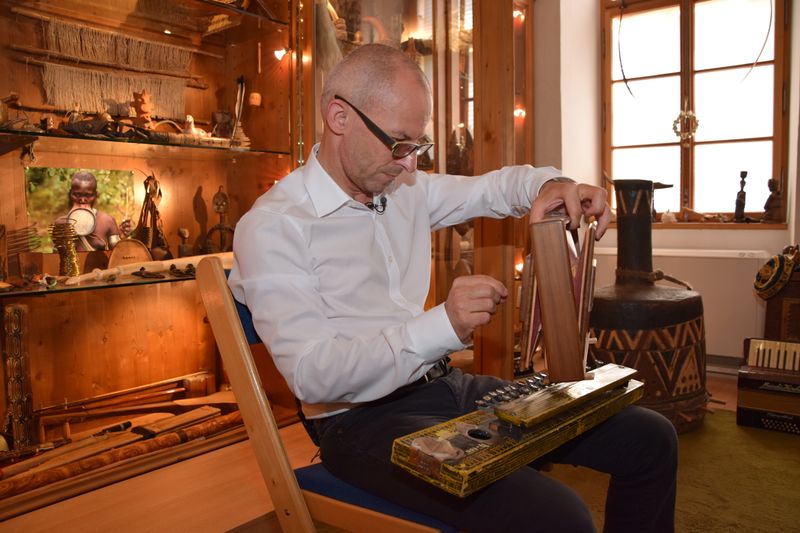 Datei:Musikinstrumente-Museum der Völker 06.jpg