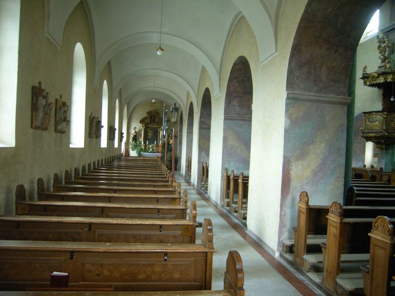 Datei:Pfarrkirche Obertrum, linkes Seitenschiff.jpg