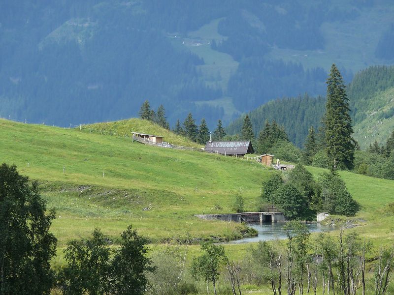 Datei:Wolfbach mit Wehranlage.jpg