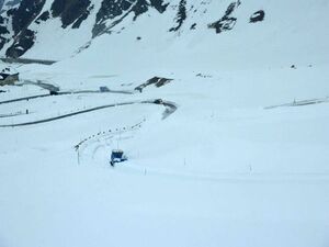 Grossglockner Hochalpenstrasse Schneeraeumung 2013 60.jpg