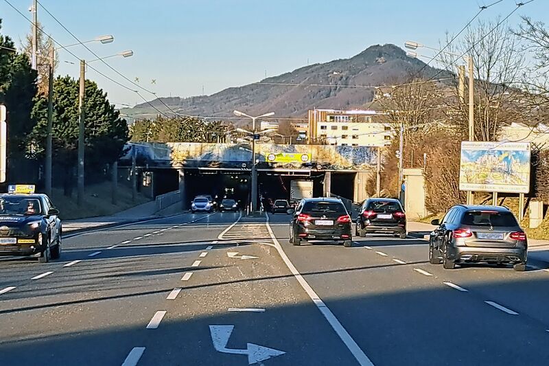 Datei:Flughafenunterführung Salzburg-Maxglan 2023.jpg