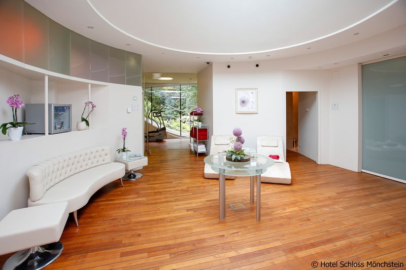Datei:Hotel Schloss Mönchstein spa.jpg