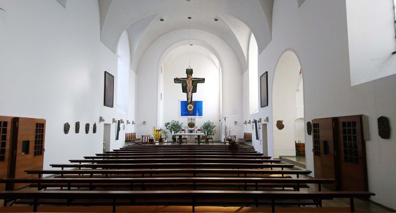 Datei:Kapuzinerkloster-Kirche in Laufen.jpg