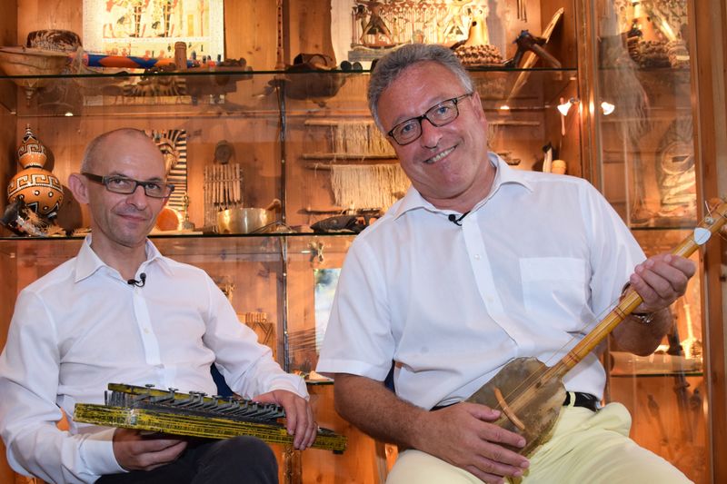Datei:Musikinstrumente-Museum der Völker 18.jpg