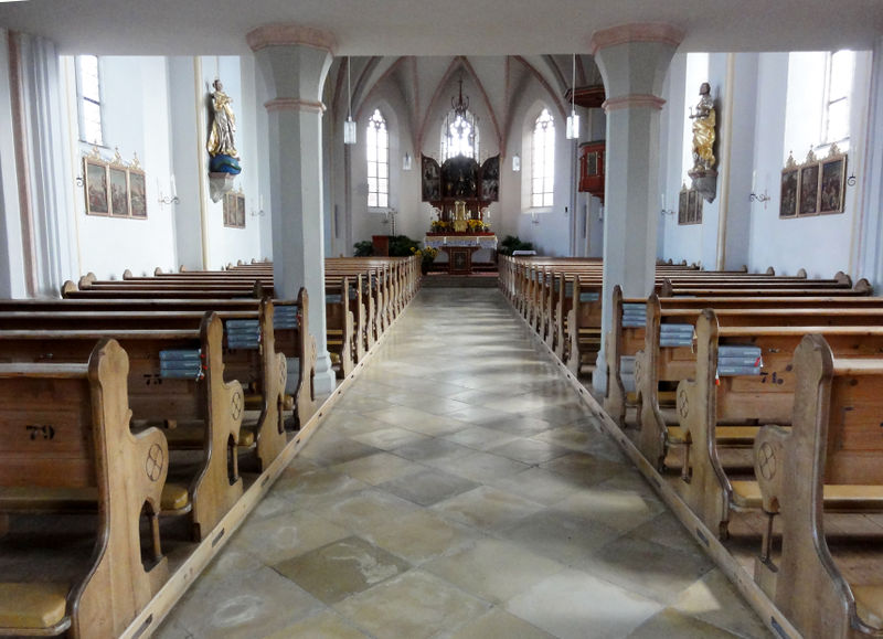 Datei:Pfarrkirche Leobendorf, Mittelgang.jpg