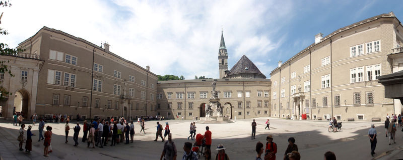 Datei:Salzburger Domtorperspektive.jpg