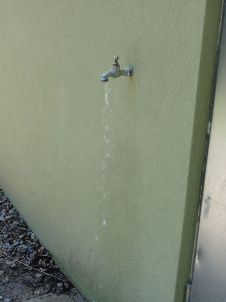 Datei:Wasserhahn bei der Kolomansbründlquelle.jpg