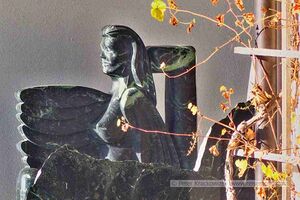 Weyringer Skulpturengarten Neumarkt Frau Serpentinit.jpg