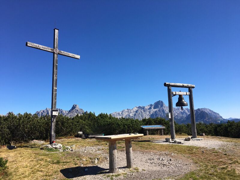 Datei:Gerzkopfgipfel mit Wunschglocke.jpg
