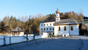 Pfarrhof mit Gedenkkreuz.jpg