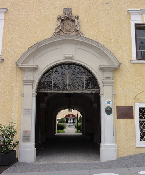 Datei:Südportal vom Schloss Mondsee.JPG