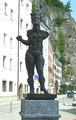 Salzburgbilder. Mozartskulptur von Lüpertz am Ursulinenplatz.jpg