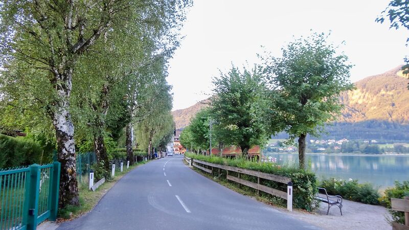 Datei:Seestraße (Fuschl am See) mit See.JPG