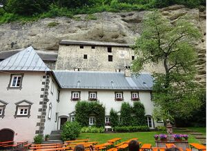 Unteres Schloss und darüber die Höhlenburg.jpg