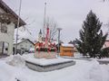 Henndorfer Ortsbrunnen im Winter.jpg