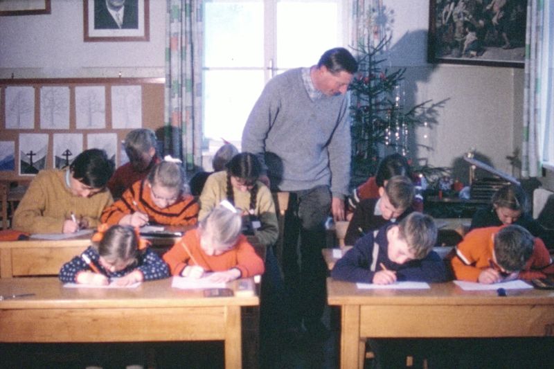 Datei:Volksschule Tauglboden 1980er Jahre.jpg