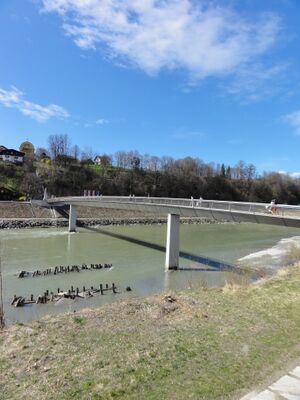 Europasteg mit Resten der alten Salzachbrücke.JPG