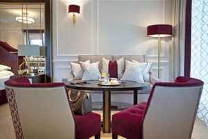 Hotel Schloss Mönchstein modernes Zimmer 02.jpg