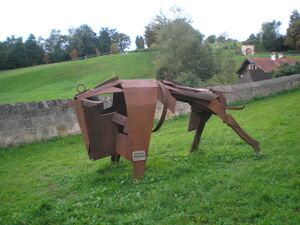 Skulptur v. Stahlpark Riedersbach im Burghof Tittmoning.JPG