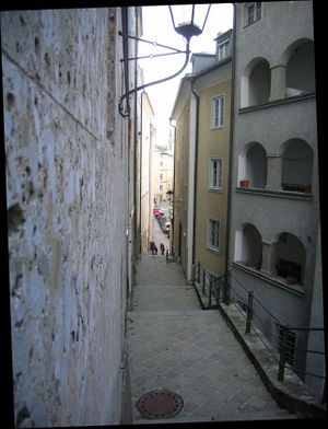 Abwärtsblick von der Nonnbergstiege.jpg