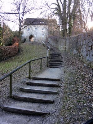 Aufgang von der Stadt zur Burg Tittmoning.jpg