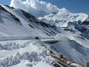 Großglockner Hochalpenstraße Schneeräumung 12 April 2016 02.jpg