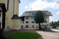 Kirchenvorplatz mit dem Kriegerdenkmal (bis 2016),.jpg