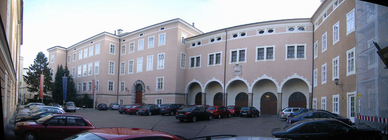 Datei:Pano -Chiemseehof Innenhof.jpg