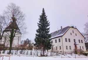 Pfarrhof und Kirche Weildorf, Ostansicht.jpg