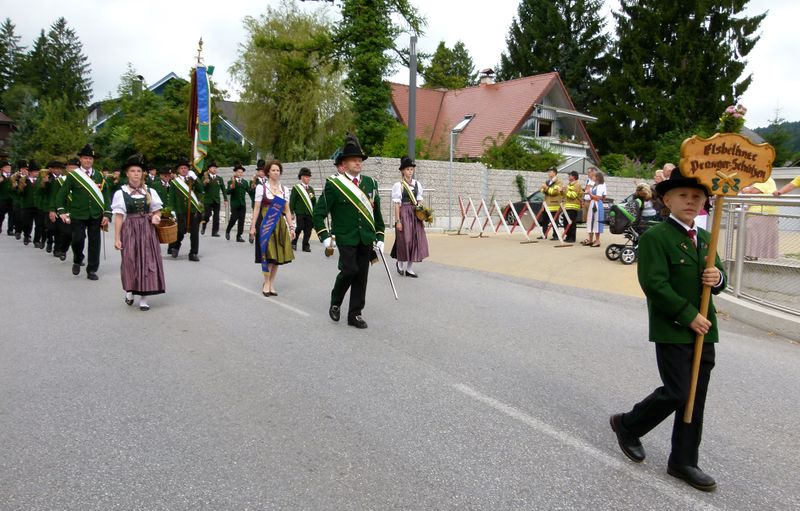 Datei:Prangerschützen Elsbethen mit Taferlträger.jpg