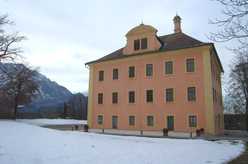 Datei:Schloss Urstein mit dem Untersberg.jpg
