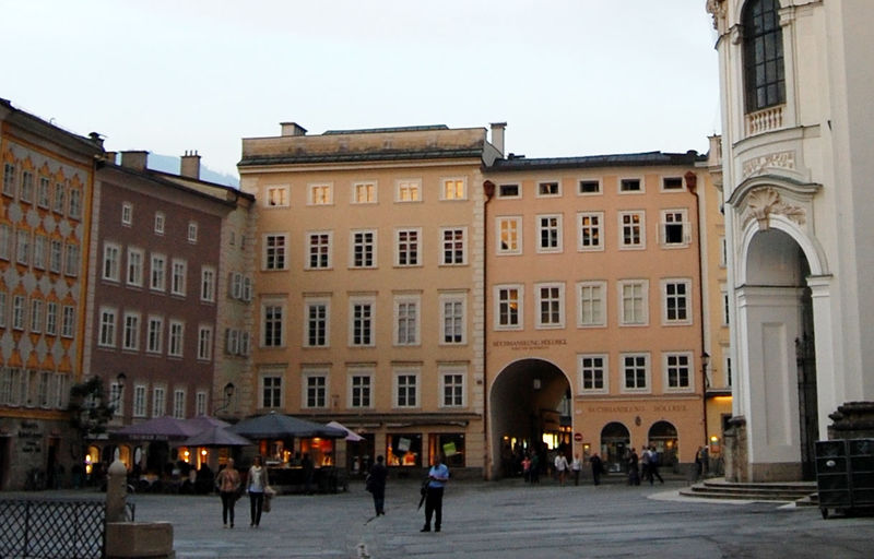 Datei:Buchhandlung Höllrigl, Nordseite.jpg