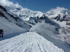 Großglockner Hochalpenstraße Schneeräumung 12 April 2016 01.jpg