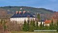 Sighartstein Schloss und Schlosskapelle März 2017.jpg
