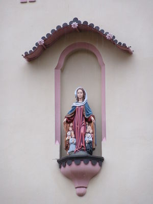 Marienstatue auf einem Haus in der Mertensstraße.JPG