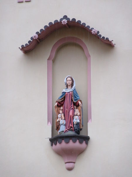 Datei:Marienstatue auf einem Haus in der Mertensstraße.JPG