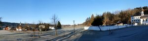 Pfarrhof und Kirche Pano in der Morgensonne.jpg