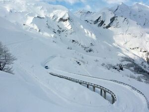Grossglockner Hochalpenstrasse Schneeraeumung 2013 39.jpg