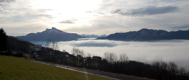 Datei:Mondsee im Nebel.jpg