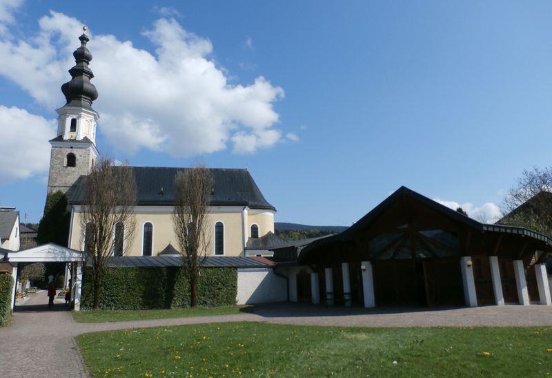 Datei:Aufbahrungshalle im Thalgauer Ortsfriedhof.jpg