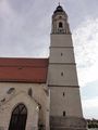 Der mächtige Kirchturm der Pfarrkirche Hochburg.jpg